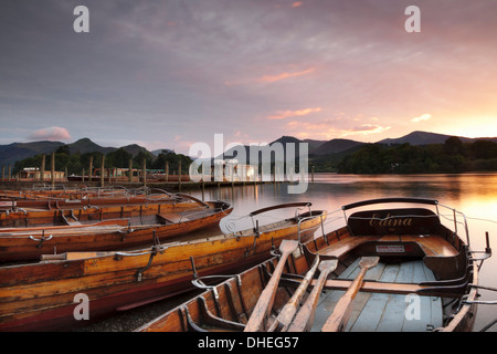 Ruderboote am Derwent Water, Keswick, Nationalpark Lake District, Cumbria, England, Vereinigtes Königreich, Europa Stockfoto