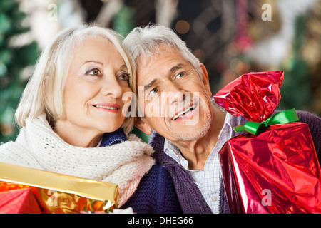 Paar mit Weihnachten präsentiert im Store Stockfoto