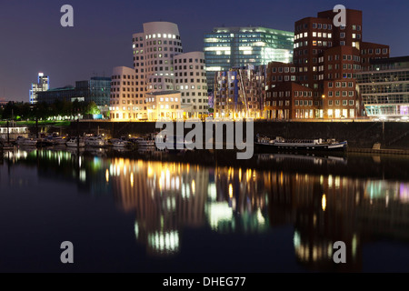 Neuer Zollhof, entworfen von Frank Gehry, Medienhafen (Medienhafen), Düsseldorf, Nord Rhein Westfalen, Deutschland, Europa Stockfoto