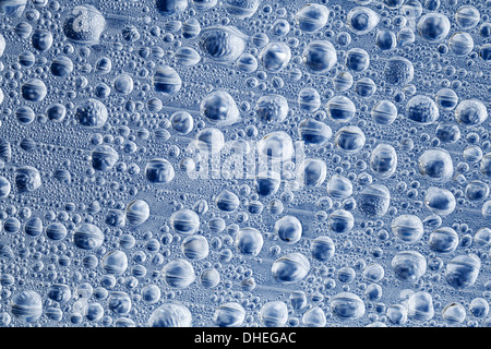 Wassertropfen auf blau transparenten Kunststoff-Oberfläche. Makro-Foto Hintergrundtextur Stockfoto