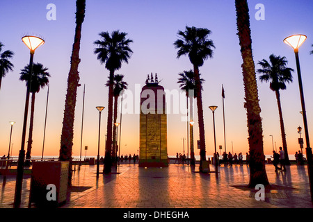 Das Monument und die Handflächen Glenelgs Moseley Square in Adelaide Silhouette gegen den Sonnenuntergang. Stockfoto