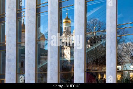 Die Reflexionen in den Fenstern der staatlichen Kreml Palast der Kongresse in Moskau, Russland Stockfoto