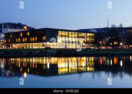 Parlamentsgebäude der Landtag von Baden-Württemberg und Fernsehturm Fernsehturm bei Nacht, Stuttgart, Baden-Württemberg, Deutschland Stockfoto