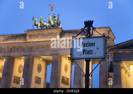 Brandenburger Tor (Brandenburger Tor) und Quadriga winged Sieg und Straße unterzeichnen Pariser Platz, Unter Den Linden, Berlin, Deutschland Stockfoto