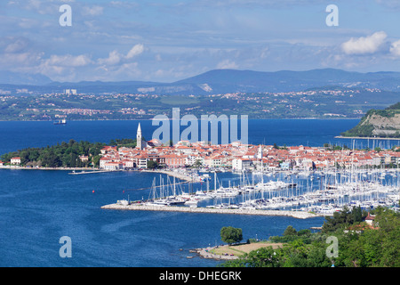 Vogelperspektive Blick auf die Altstadt und den Hafen von Izola, Primorska, Istrien, Slowenien, Europa Stockfoto