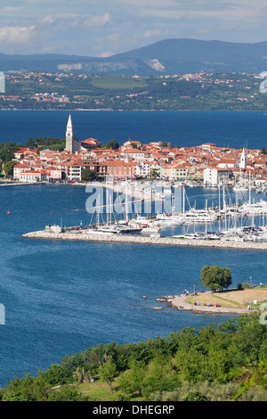 Vogelperspektive Blick auf die Altstadt und den Hafen von Izola, Primorska, Istrien, Slowenien, Europa Stockfoto