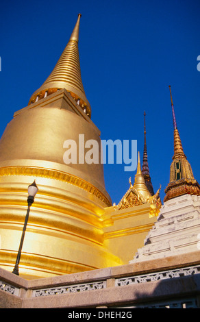 Goldene Stupas am Wat Phra Kao, Bangkok, Thailand Stockfoto