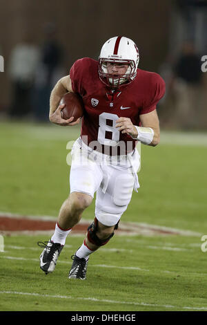 Palo Alto, CA, USA. 7. November 2013. 7. November 2013: Stanford quarterback Kevin Hogan während die Kardinäle 26-20 Pac-12 Sieg über die Oregon Ducks in einem NCAA Football-Spiel in Stanford Stadium in Palo Alto, Kalifornien. © Csm/Alamy Live-Nachrichten Stockfoto