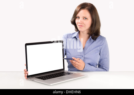 Business-Frau hält einen modernen Laptop und demonstrieren etwas auf dem Bildschirm durch einen Kugelschreiber, Business-Konzept Stockfoto