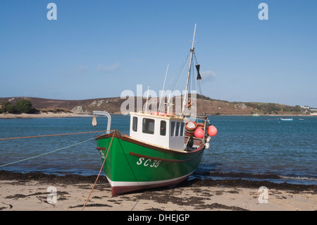 Fischerboot auf Bryer mit Tresco im Hintergrund, Isles of Scilly, Vereinigtes Königreich, Europa Stockfoto