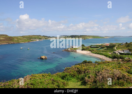 Blick in Richtung Tresco von Bryher, Isles of Scilly, Cornwall, Vereinigtes Königreich, Europa Stockfoto