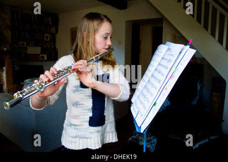 11 Jahre altes Mädchen Flötenspiel Stockfoto
