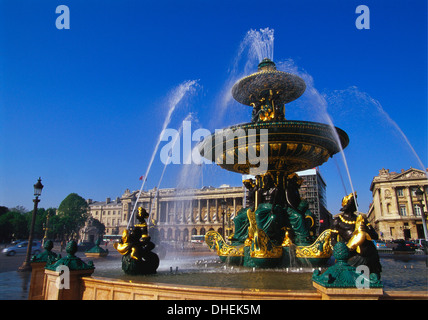 Höhe der maritimen Brunnen und Hotel de Crillon, Place De La Concorde, Paris, Frankreich Stockfoto