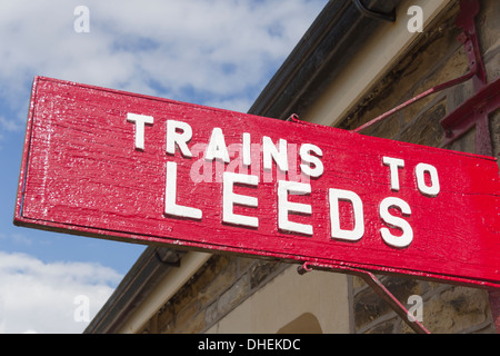 British Railways Stil "Züge nach Leeds" unterzeichnen auf dem Bahnhof an der Bahnstrecke Settle-Carlisle an Garsdale, Cumbria. Stockfoto