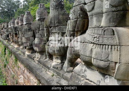 Südlichen Damm von Angkor Thom, flankiert von Göttern hält schuppigen Körper von einem Naga, UNESCO, Siem Reap, Kambodscha, Angkor, Indochina Stockfoto