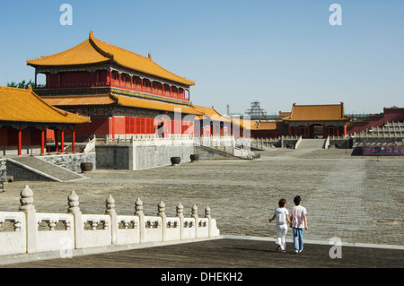 Ein paar durchschreiten Zijin Cheng, The Forbidden City Palace Museum, UNESCO-Weltkulturerbe, Peking, China, Asien Stockfoto