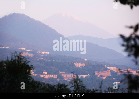 Stadt der Miyanoshita mit Mount Fuji im Hintergrund, Fuji Hakone Nationalpark, Präfektur Kanagawa, Insel Honshu, Japan Stockfoto