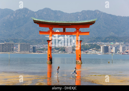 Schwebende Torii-Tor, Itsukushima-Jinja Shrine, Insel Miyajima, UNESCO-Weltkulturerbe, Insel Honshu, Japan, Asien Stockfoto