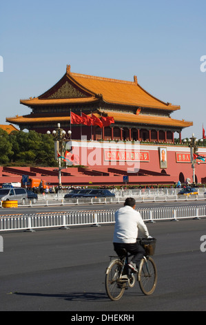 Ein Radfahrer in der Nähe von Tor des himmlischen Friedens in der verbotenen Stadt Palastmuseum, Peking, China, Asien Stockfoto
