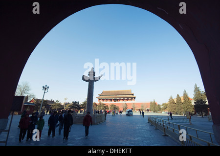 Huabiao Statue unter einem Bogen aus dem Tor des himmlischen Friedens zwischen der verbotenen Stadt und dem Platz des himmlischen Friedens Peking China Stockfoto