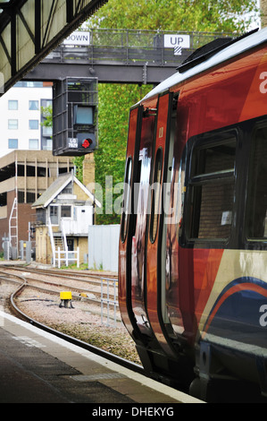 Seitenansicht des East Midlands Züge Regionalzug auf der Plattform am Lincoln High Street-Bahnhof Stockfoto