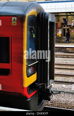 Seitenansicht des Fahrerhaus von East Midlands Züge Regionalzug auf der Plattform am Lincoln High Street-Bahnhof Stockfoto
