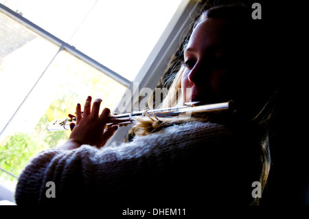 11 Jahre altes Mädchen Flötenspiel Stockfoto