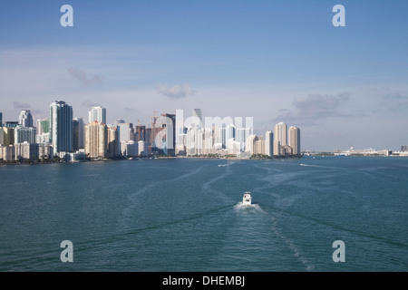 Skyline von Miami gesehen von Rickenbacker Causeway, Key Biscayne, Miami, Florida, Vereinigte Staaten von Amerika, Nordamerika Stockfoto