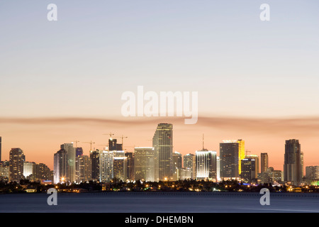 Skyline von Miami downtown in der Abenddämmerung, gesehen von Julia Tuttle Causeway, Miami, Florida, Vereinigte Staaten von Amerika, Nordamerika Stockfoto