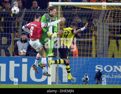 Dortmund, Deutschland. 6. November 2013. Dortmunds Torwart Roman Weidenfeller (C) und seinem Teamkollegen Pierre-Emerick Aubameyang (R) Angriff Arsenals Laurent Koscielny während der Champions League-Fußballspiel zwischen Borussia Dortmund und dem FC Arsenal im BVB-Stadion in Dortmund, Deutschland, 6. November 2013. Foto: Federico Gambarini/Dpa/Alamy Live News Stockfoto