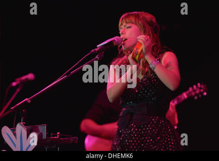 Hong Kong, China. 6. November 2013. US-amerikanische Sängerin Lenka Kripac führt bei ihrem Konzert in Hong Kong, China auf Mittwoch, 6. November 2013. © TopPhoto/Alamy Live-Nachrichten Stockfoto