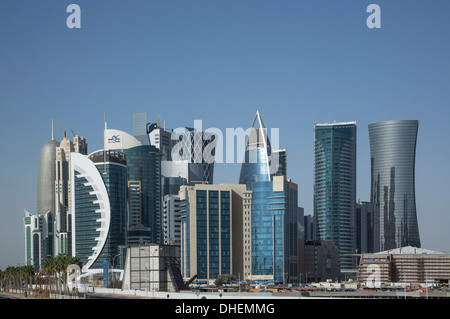 Futuristische Wolkenkratzer Innenstadt in Doha, Katar, Nahost Stockfoto