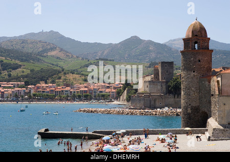 Strand und Eglise Notre-Dame-des-Anges, Collioure, Pyrenäen-Orientales Cote Vermeille, Frankreich, Europa Stockfoto