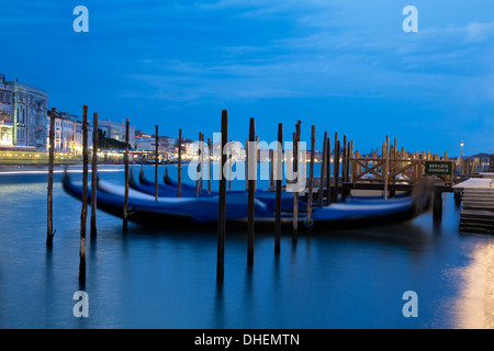 Gondeln vor Anker in der Nacht am Campo della Salute am Canal Grande, Venedig, UNESCO-Weltkulturerbe, Veneto, Italien, Europa Stockfoto