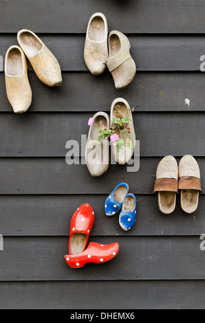 traditionelle holländische Holzschuhe an einer Wand hängen Stockfoto