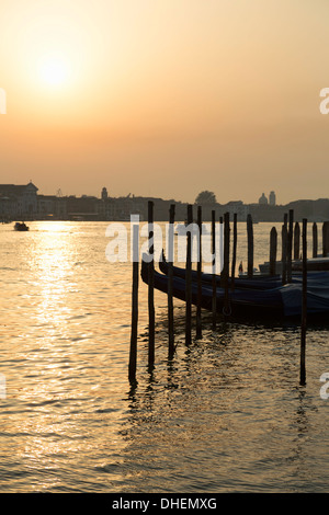 Gondeln festgemacht am Campo della Salute über den Canale Grande bei Sonnenaufgang, Venedig, UNESCO-Weltkulturerbe, Veneto, Italien, Europa Stockfoto