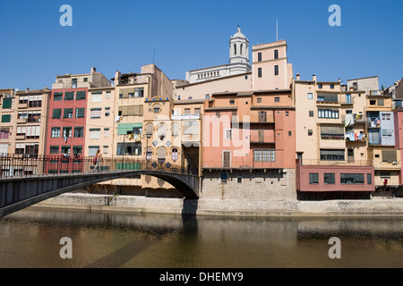 Brücke und bunt bemalte Häuser am Ufer des Riu Onyar, mit Dom über Altstadt, Girona, Katalonien, Spanien Stockfoto