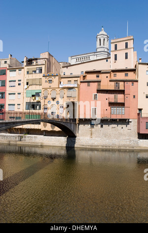 Brücke und bunt bemalte Häuser am Ufer des Riu Onyar, Altstadt, Girona, Katalonien, Spanien, Europa Stockfoto