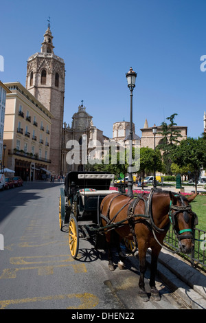 Pferd und Carraige vor dem Turm el Miguelet, Valencia, Mittelmeer, Costa del Azahar, Spanien, Europa Stockfoto