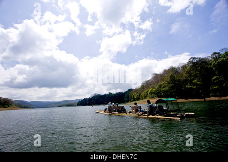 Bambus-rafting, Periyar Tiger Reserve, Thekkady, Kerala, Indien, Asien Stockfoto