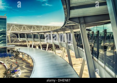 Die geschwungenen Fußgängersteg am Flughafen Adelaide in Australien. Stockfoto