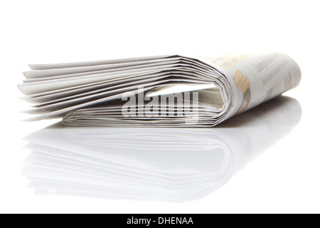 mehrere Zeitungen, Zeitschriften, gestapelt auf weißem Hintergrund Stockfoto