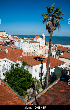 Blick vom Portas do Sol über das alte Viertel von Alfama, Lissabon, Portugal, Europa Stockfoto