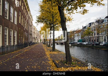 Historische Häuser entlang eines Kanals in Leiden, Holland Stockfoto