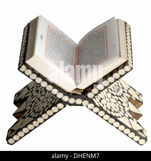 Koran auf Tabelle isoliert auf weiss lesen eröffnet Stockfoto
