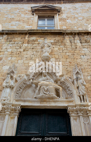 Statue der Schmerzensreichen Jungfrau Maria und St. Johannes der Täufer auf dem Portal der Franziskanerkirche, Dubrovnik. Kroatien, Europa Stockfoto