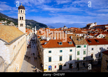 Blick hinunter auf die Stradun (Placa) von den Wänden über Pile-Tor, Altstadt, UNESCO-Weltkulturerbe, Dubrovnik, Kroatien Stockfoto