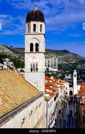 Blick hinunter auf die Stradun (Placa) von den Wänden über Pile-Tor, Altstadt, UNESCO-Weltkulturerbe, Dubrovnik, Kroatien Stockfoto