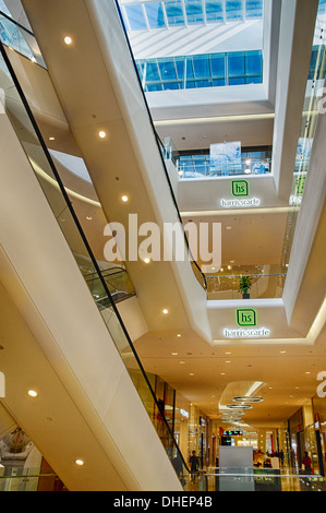 Im Inneren der neuen Rundle Place Shopping Mall in Rundle Mall Adelaide. Stockfoto