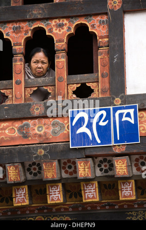 Bhutan, Thimpu, Frau auf der Suche von traditionell dekorierte Haus Fenster Stockfoto